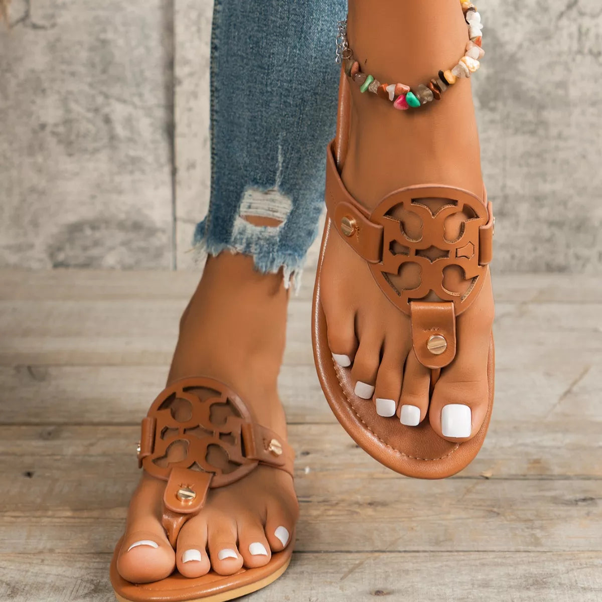 Toe Post Flats Sandals in White for Women