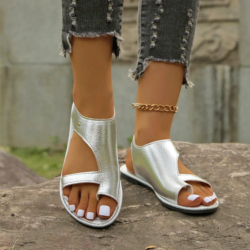 Toe Loop Flats Sandals in Silver for Women