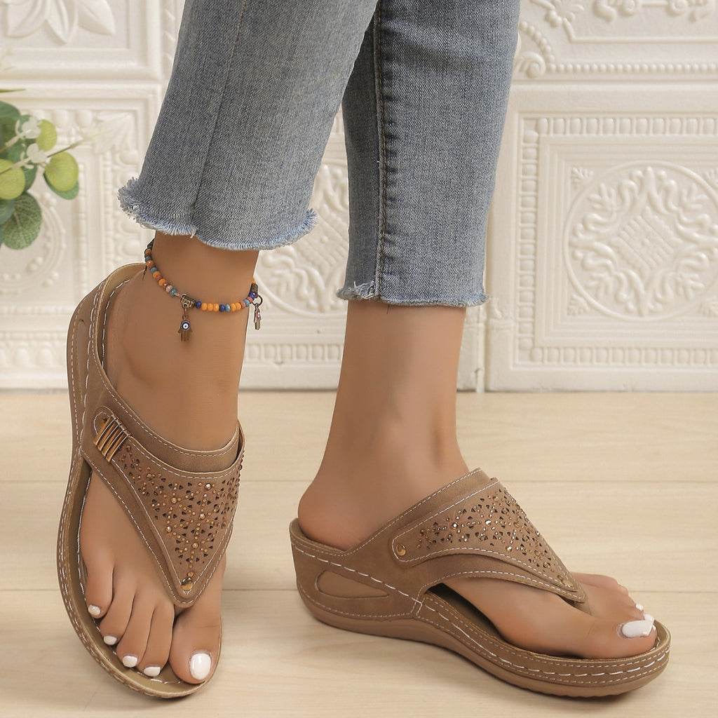Toe Post Wedge Sandals in Black in Light Brown for Women