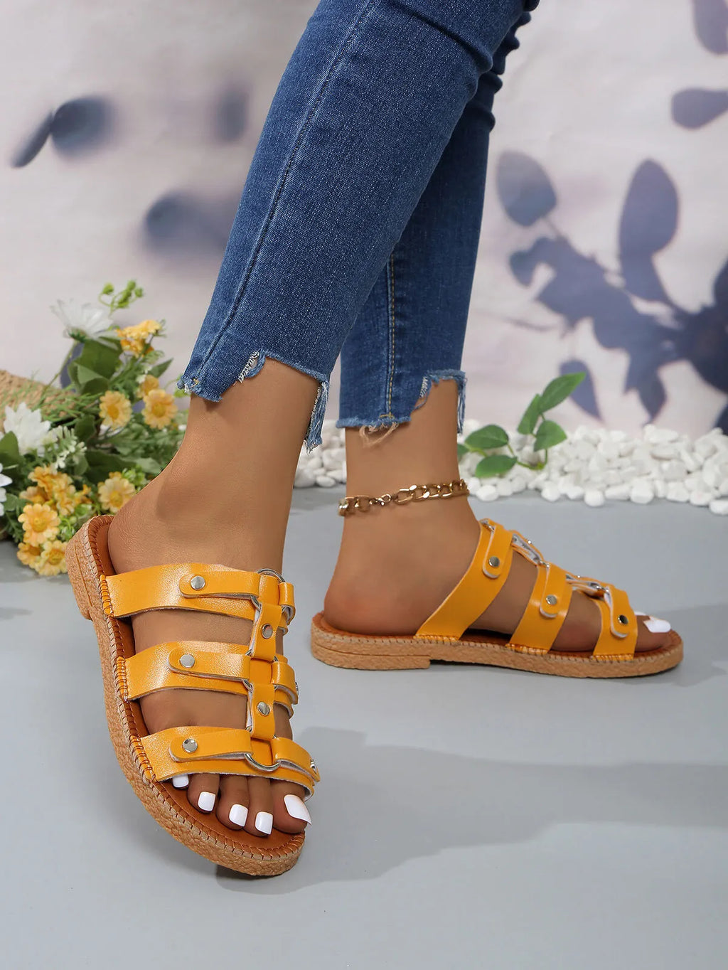 Open Toe Flats Sandals in White in Dark Brown for Women