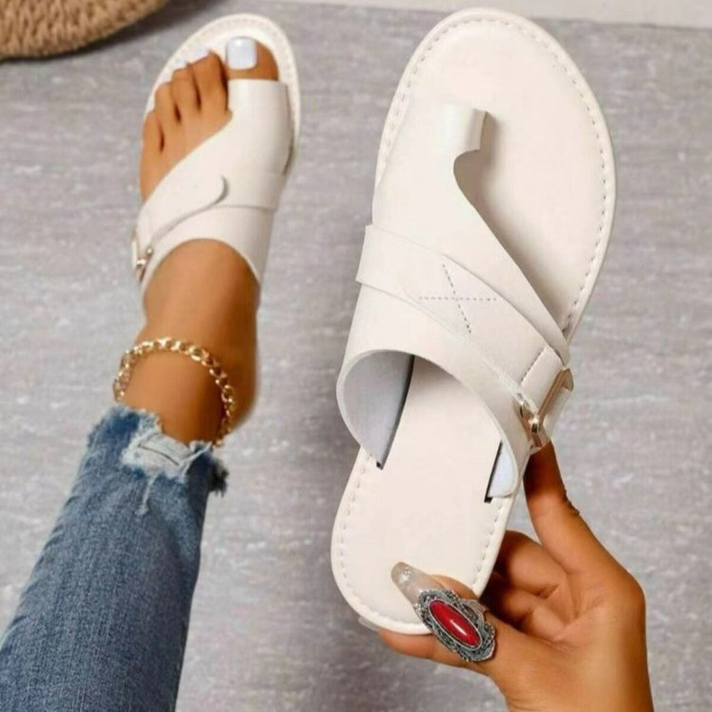 Toe Ring Buckle Sandals in Black for Women