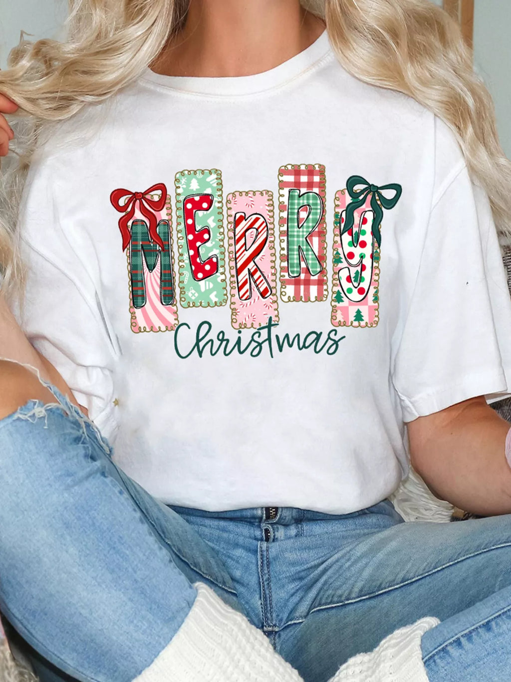 Merry Christmas Ribbon Bow Detail Holiday Graphic Tee in White for Women
