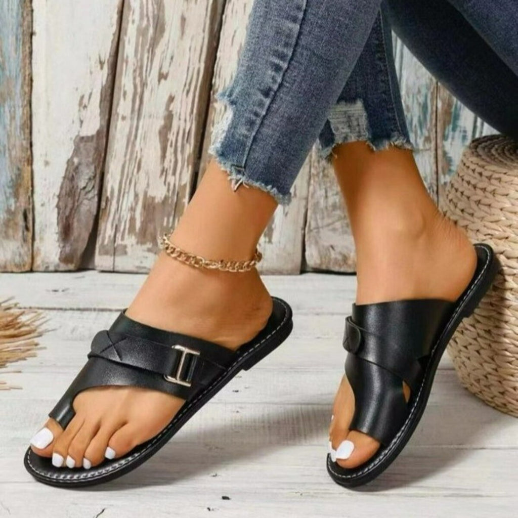 Toe Ring Buckle Sandals in Black for Women