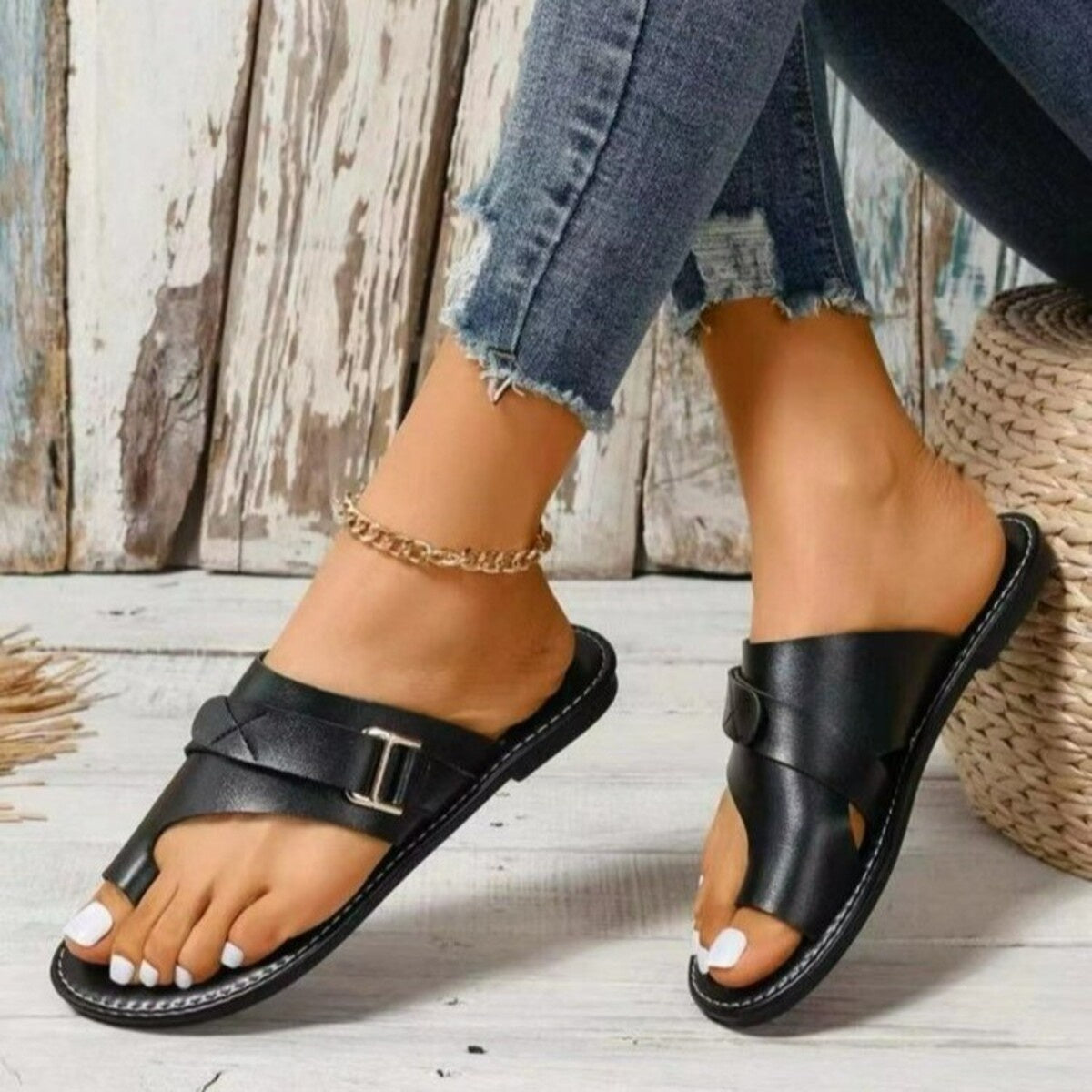 Toe Ring Buckle Sandals in Black for Women