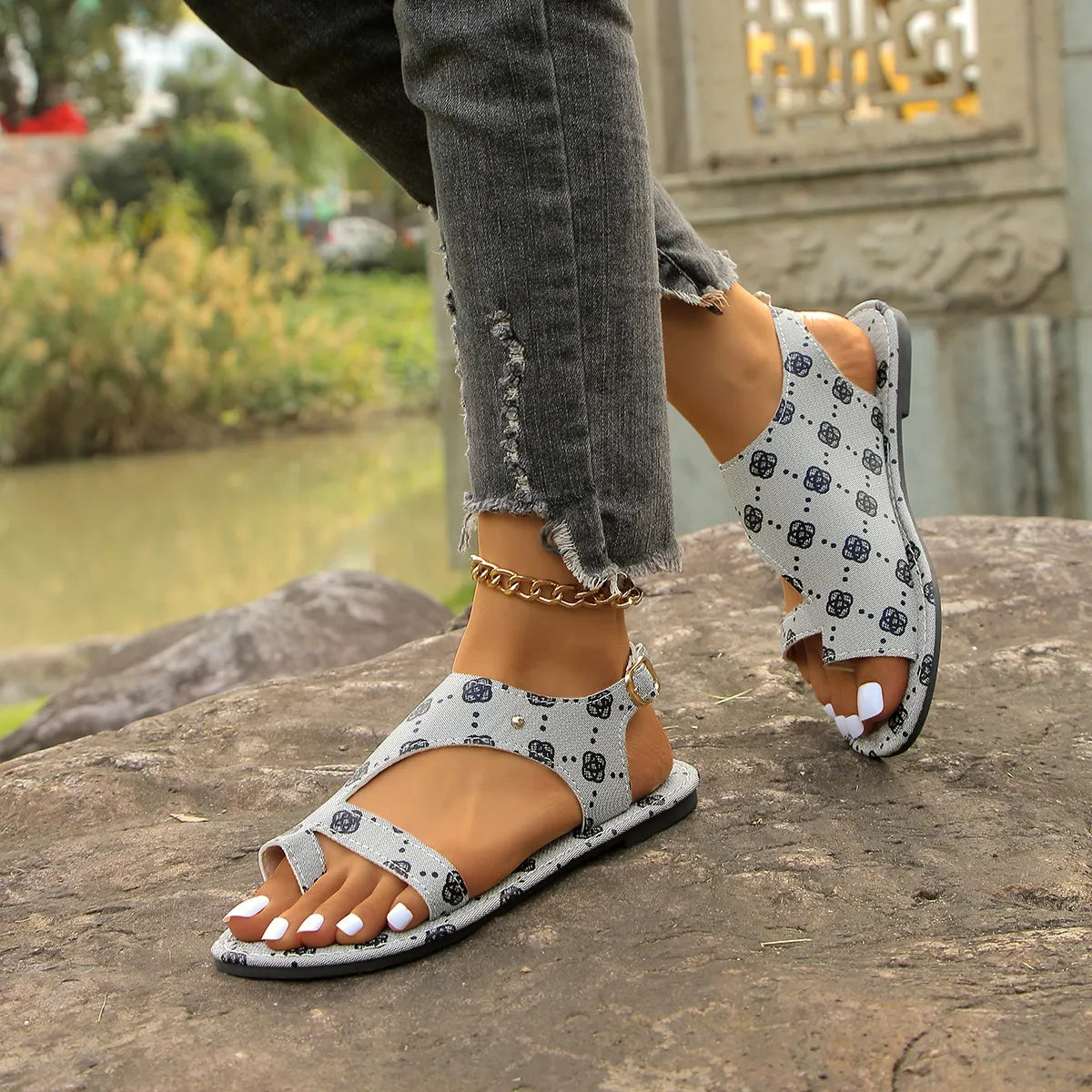 Toe Loop Flats Sandals in Black for Women