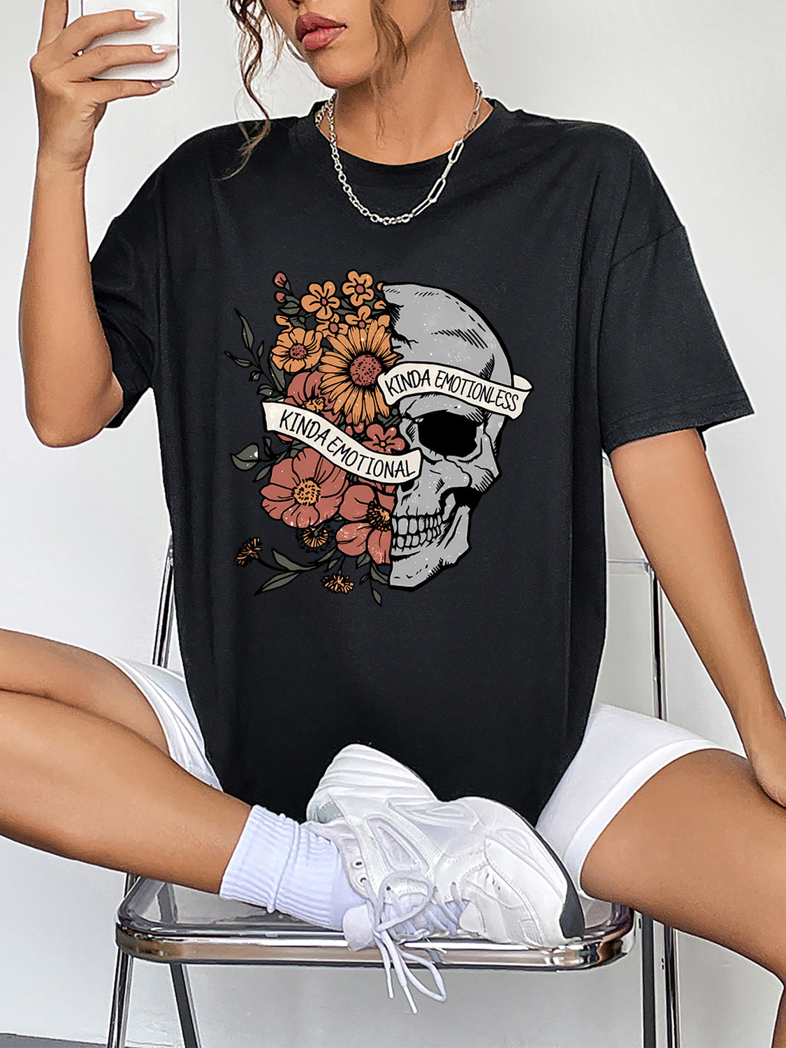 Round Neck Short Sleeve Graphic T-Shirt in Black for Women