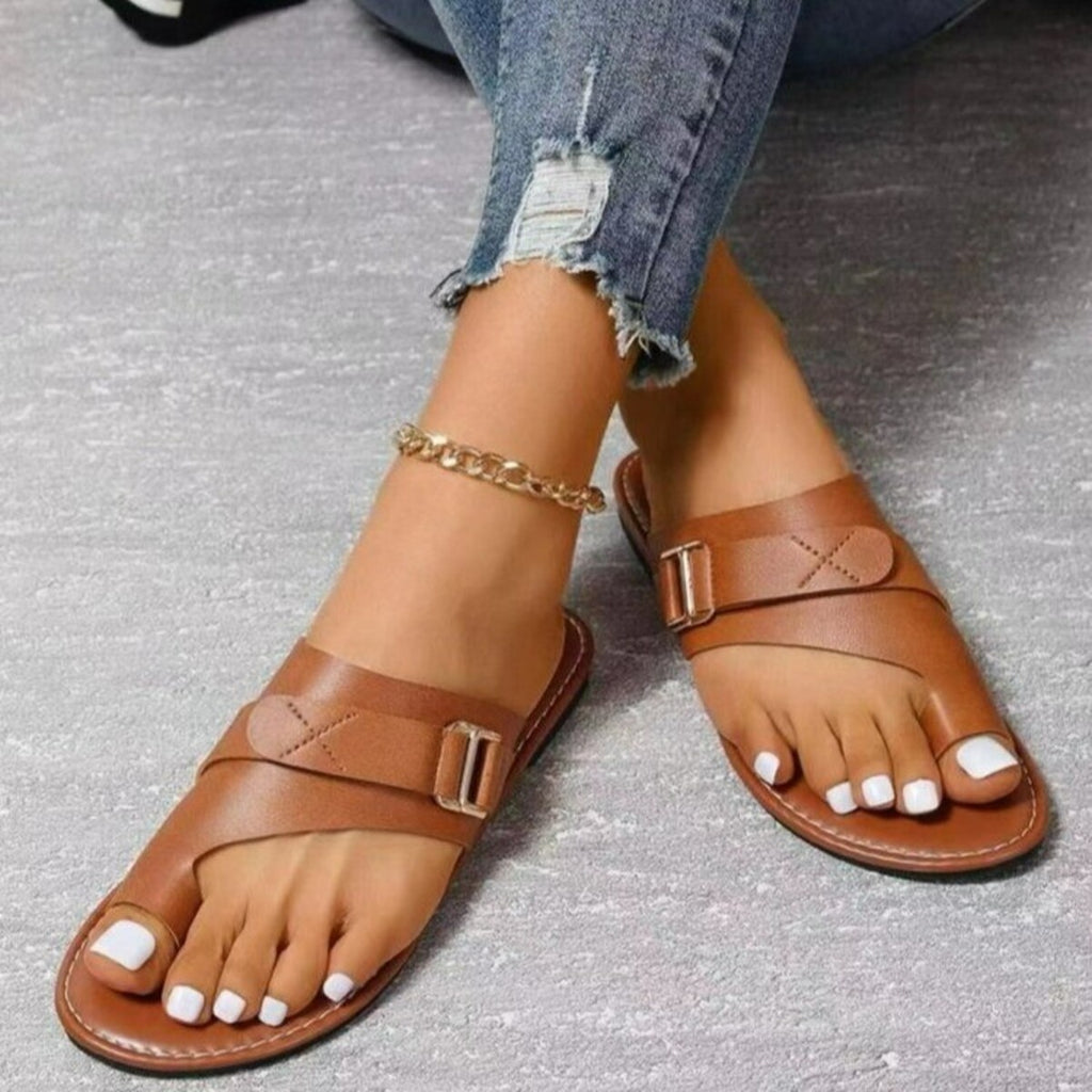 Toe Ring Buckle Sandals in Black for Women