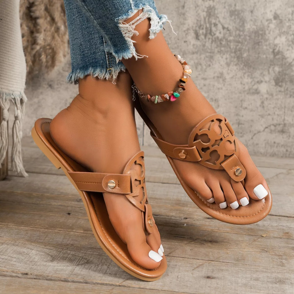 Toe Post Flats Sandals in White for Women
