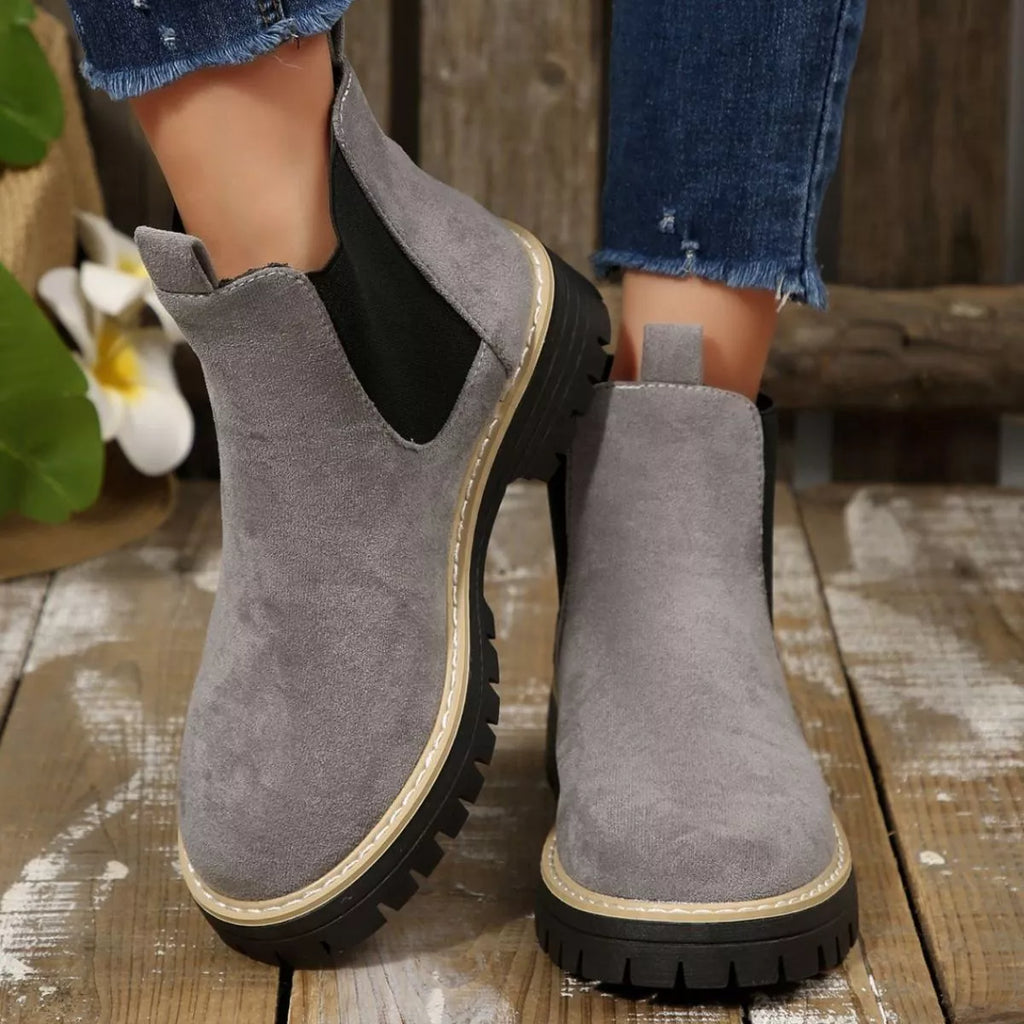 Round Toe Block Heels Boots in Classic in Black for Women