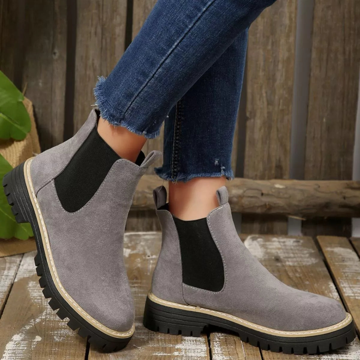 Round Toe Block Heels Boots in Classic in Black for Women