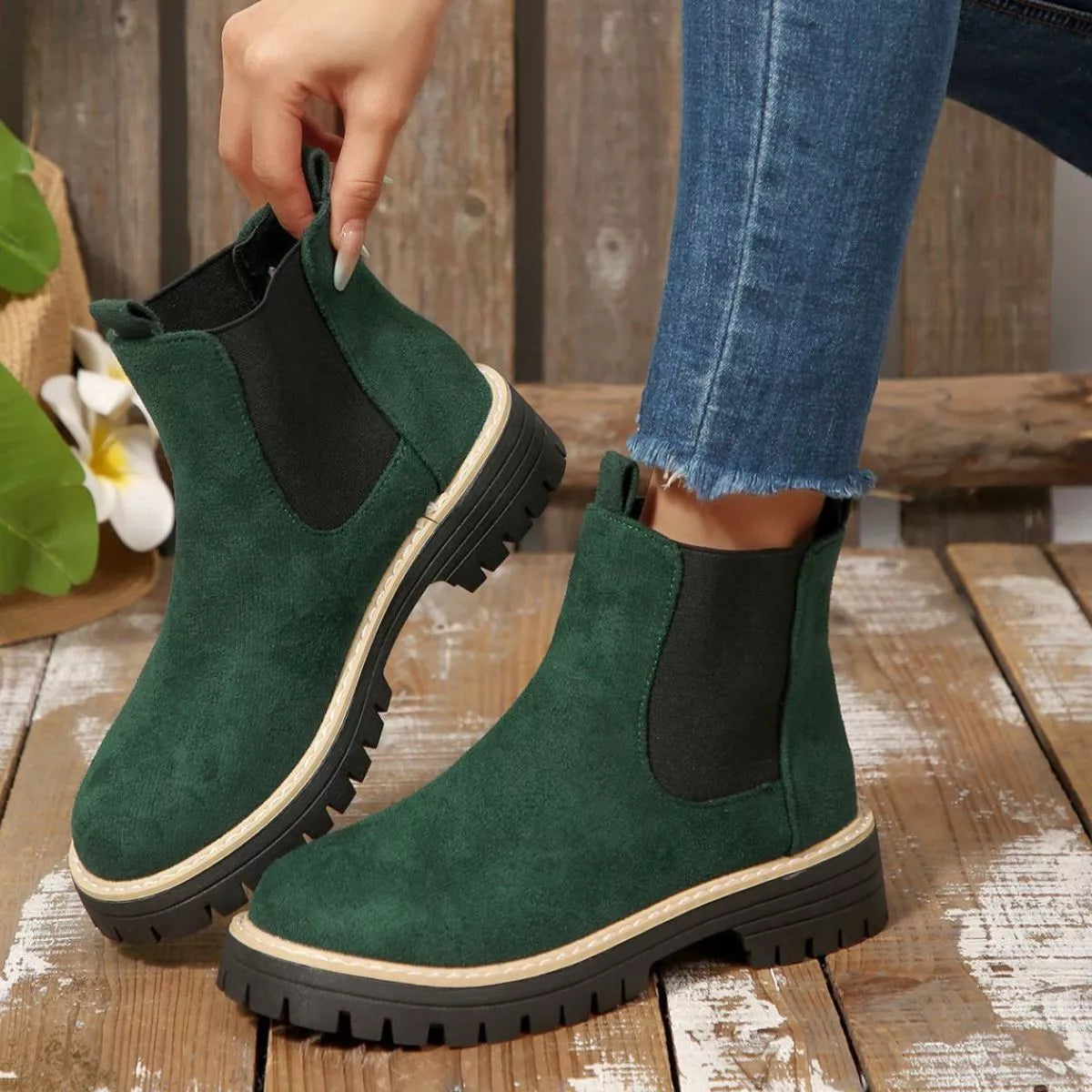 Round Toe Block Heels Boots in Classic in Black for Women