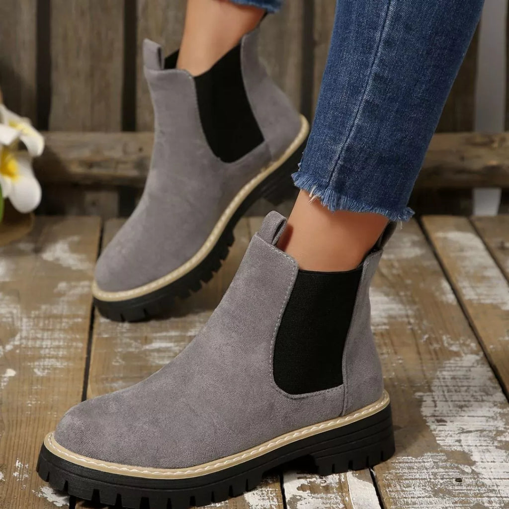Round Toe Block Heels Boots in Classic in Black for Women