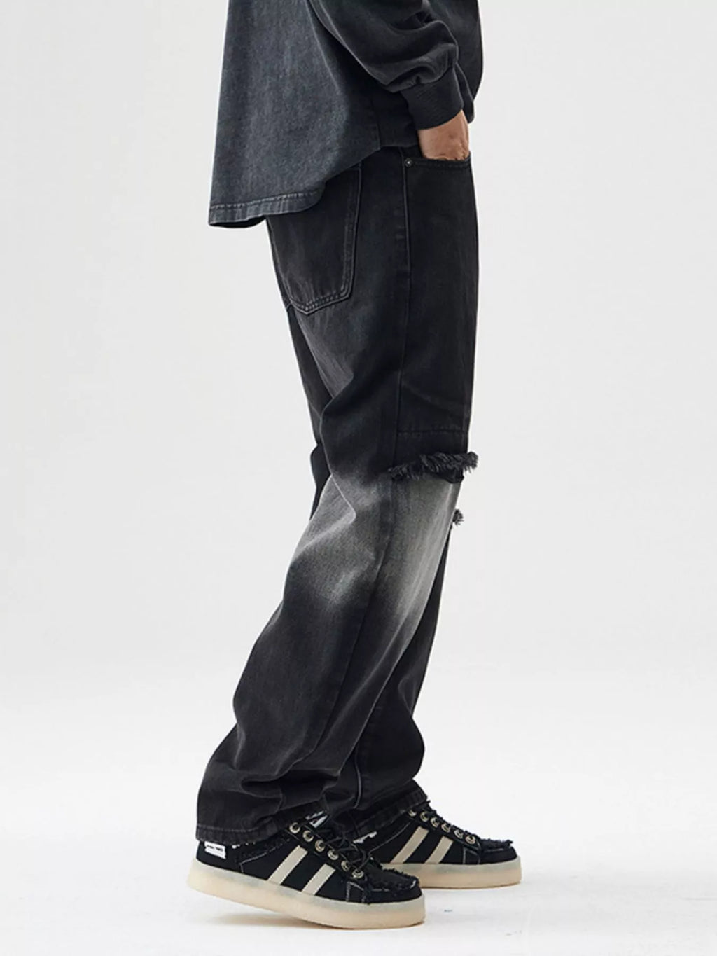 Distressed Loose Fit Jeans in Black for Men