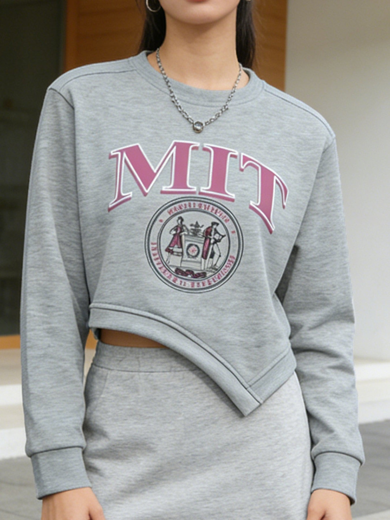 Graphic Round Neck Cropped Sweatshirt in Light Gray for Women
