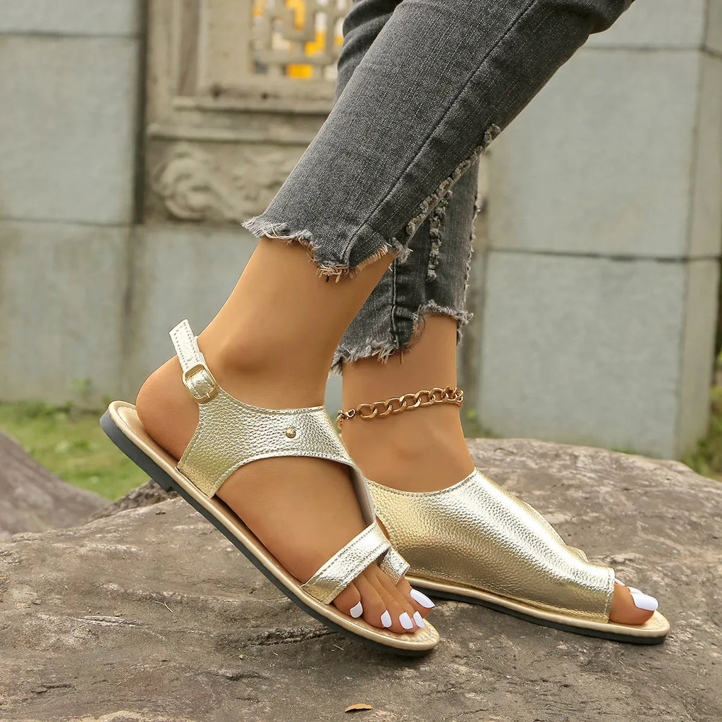 Toe Loop Flats Sandals in Black for Women