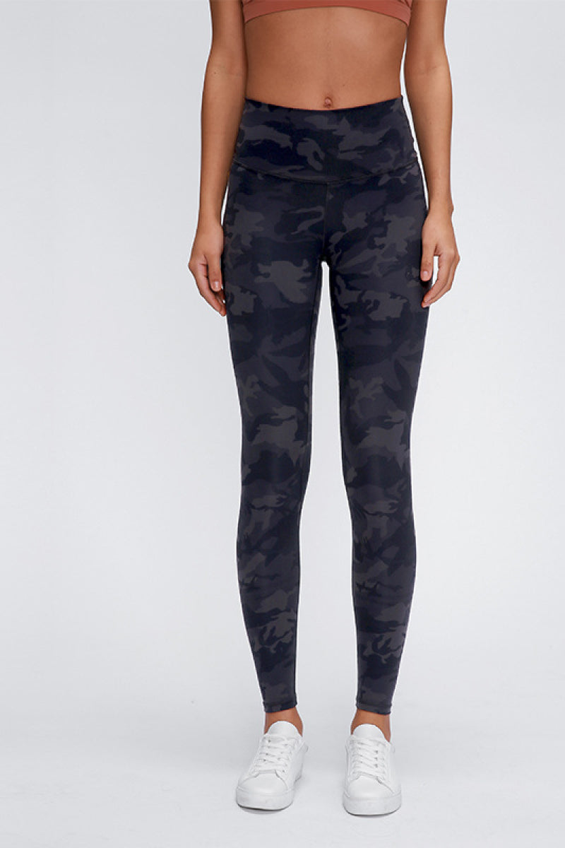 Wide Seamless Band Waist Sports Leggings in Black Cameflage for Women