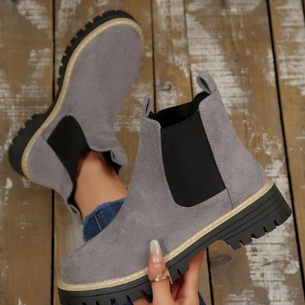 Round Toe Block Heels Boots in Classic in Black for Women