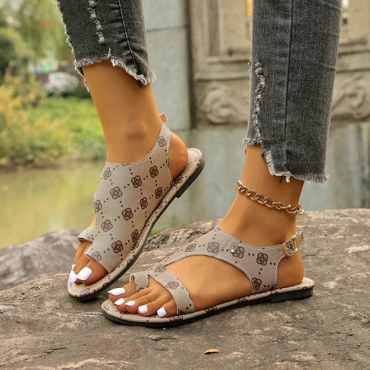 Toe Loop Flats Sandals in Black for Women