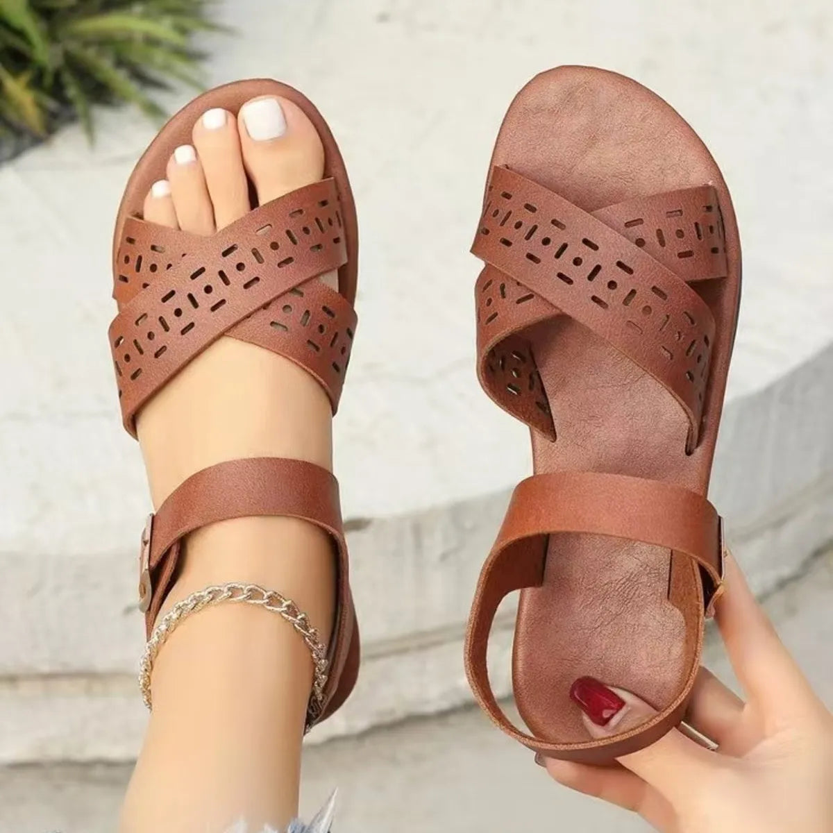 Crisscross Strap Flats Sandals in Black for Women