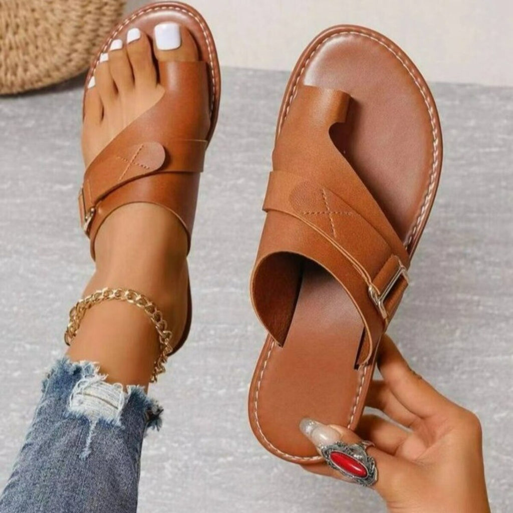 Toe Ring Buckle Sandals in Black for Women