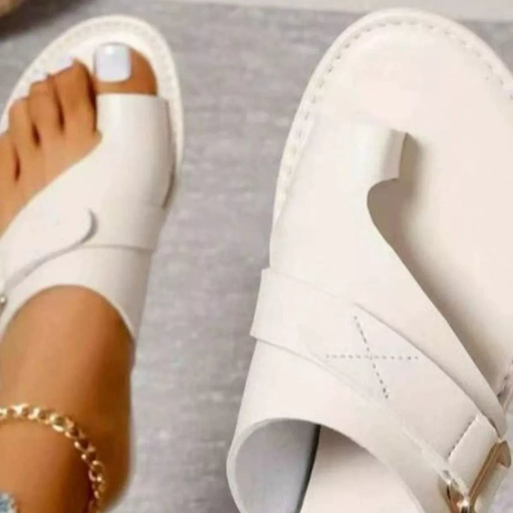 Toe Ring Buckle Sandals in Black for Women
