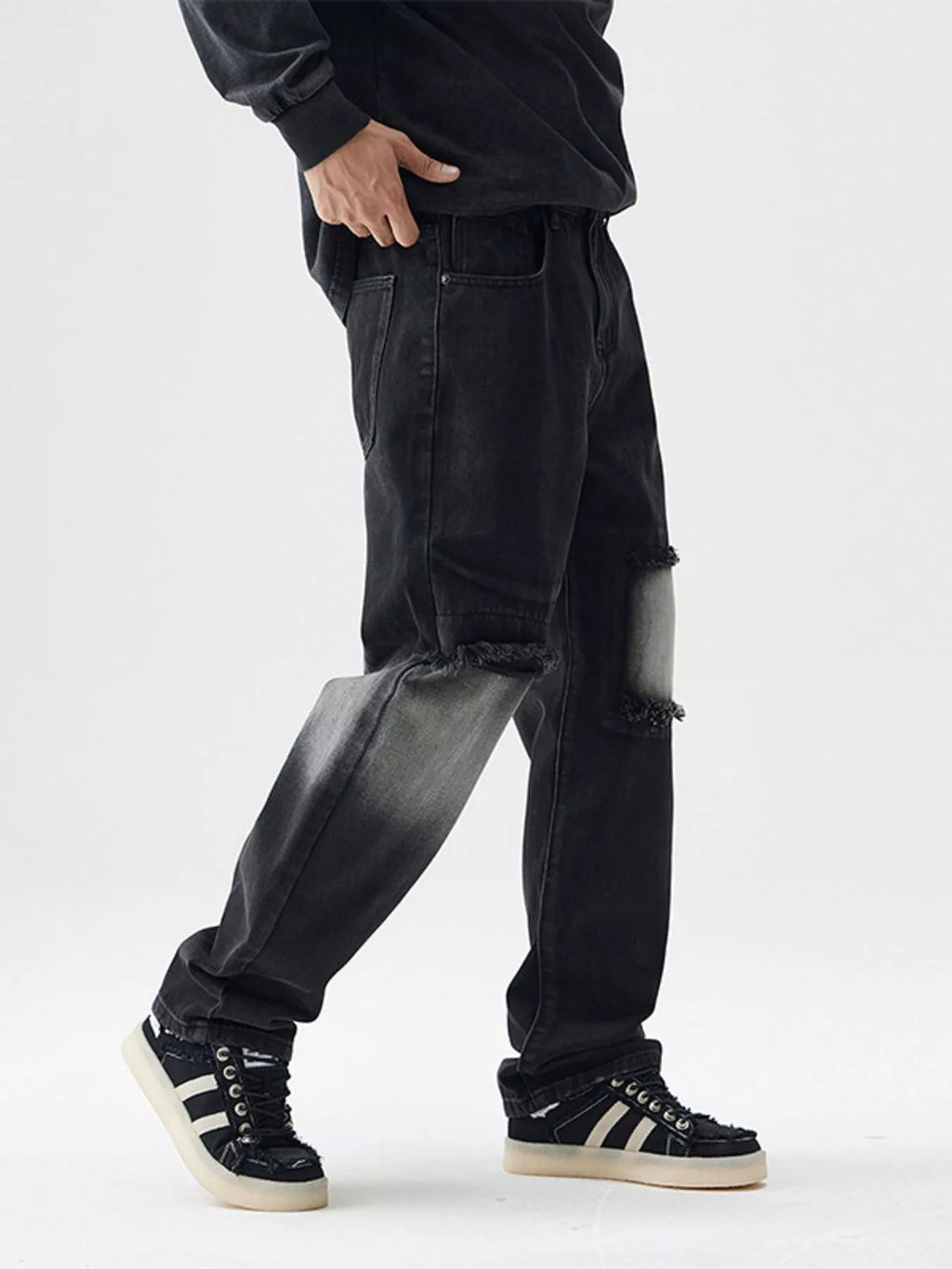 Distressed Loose Fit Jeans in Black for Men
