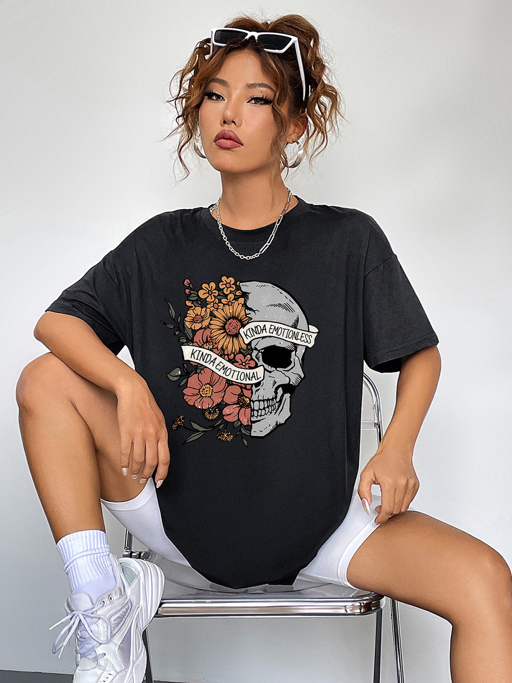 Round Neck Short Sleeve Graphic T-Shirt in Black for Women