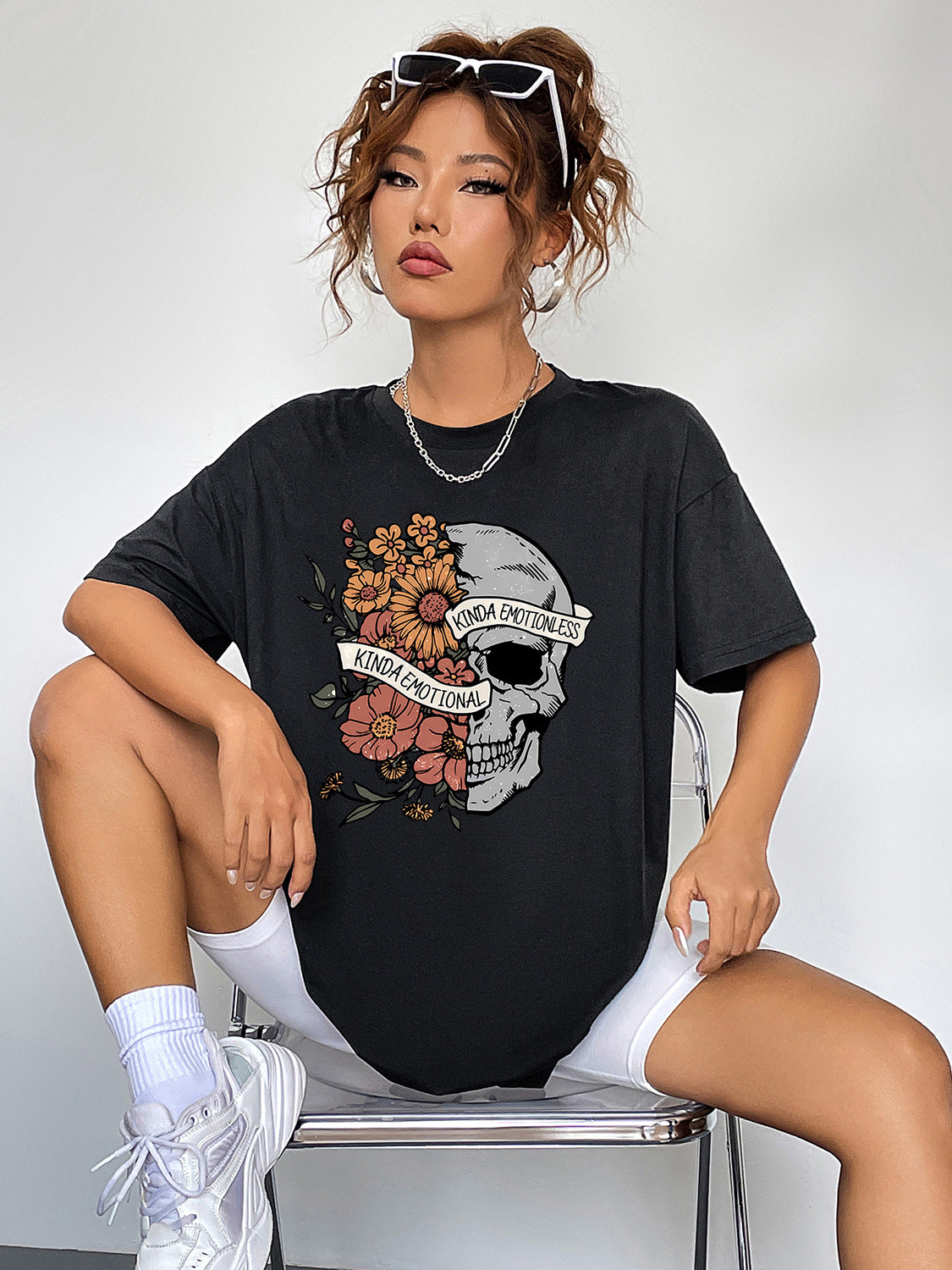 Round Neck Short Sleeve Graphic T-Shirt in Black for Women